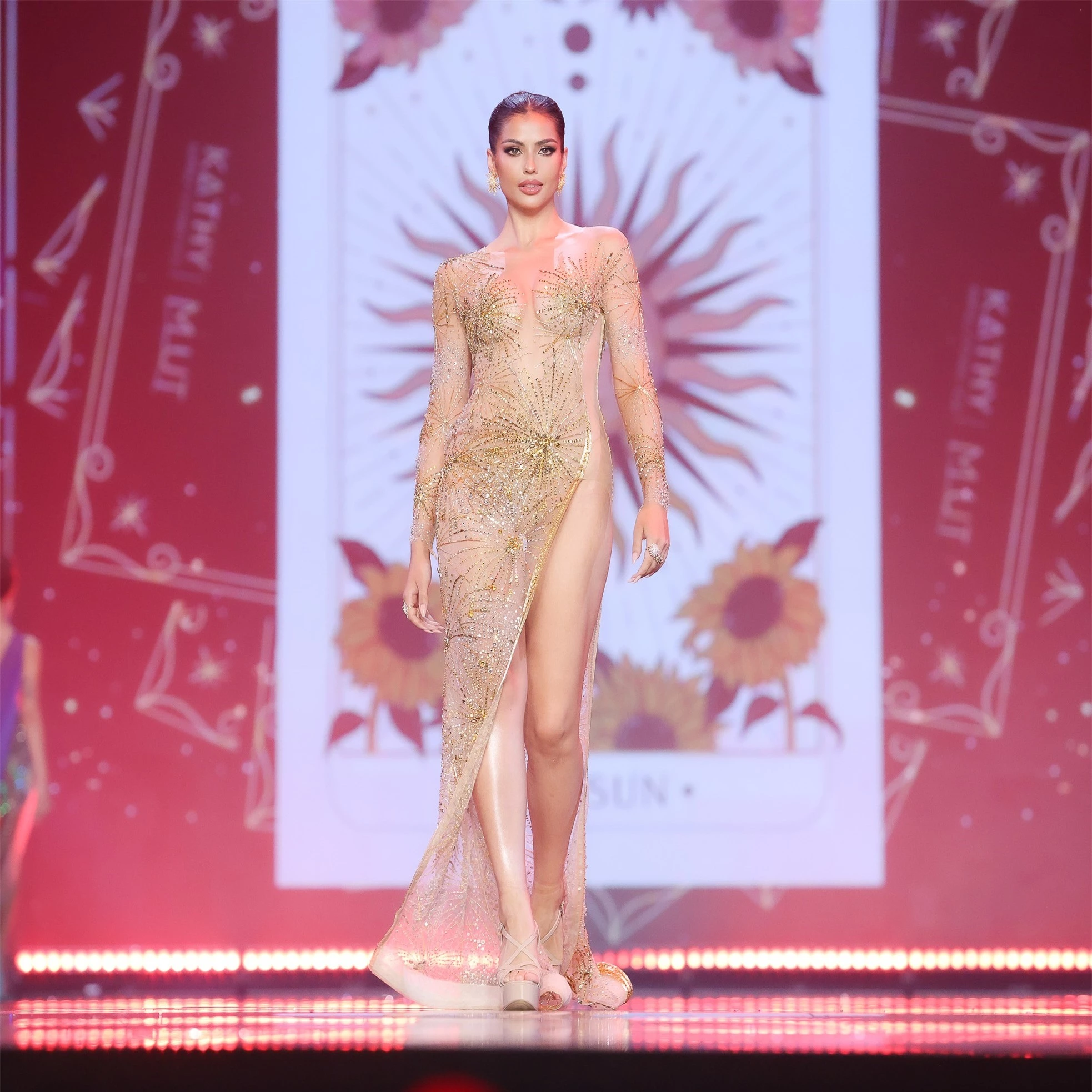 Đằng sau 2 bộ váy dạ hội trong suốt của Hoa hậu Hoàn vũ Thái Lan ảnh 14