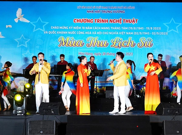 Chương trình "Mùa thu lịch sử" được Nhà hát Trưng Vương tổ chức biểu diễn tối 28/8 tại xã miền núi Hòa Phú.