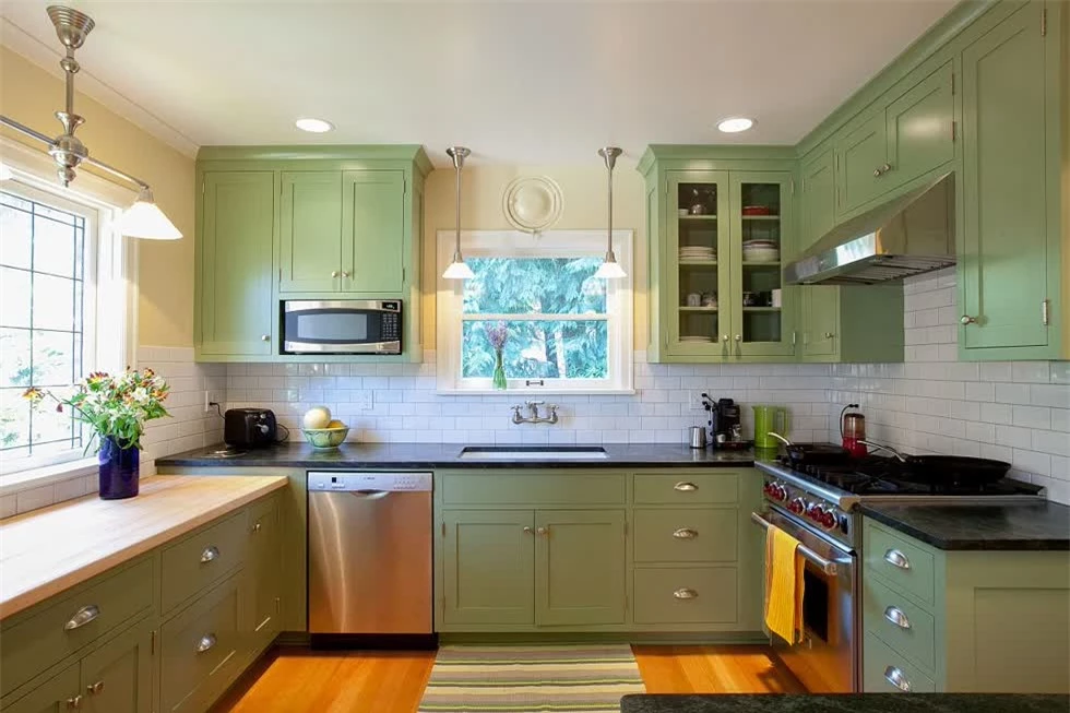  Tủ màu xanh lá cây trong nhà bếp thêm màu sắc mà không làm cho nó quá sáng. 