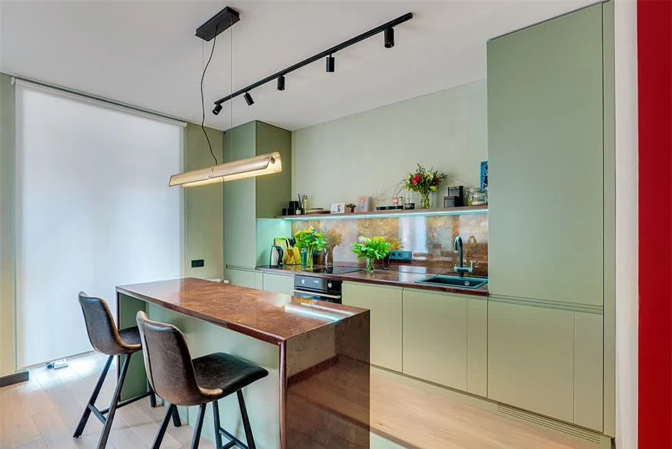  Màu xanh nhạt hơn với màu sơn mờ tạo cảm giác như một màu trung tính được thêm vào nhà bếp. 