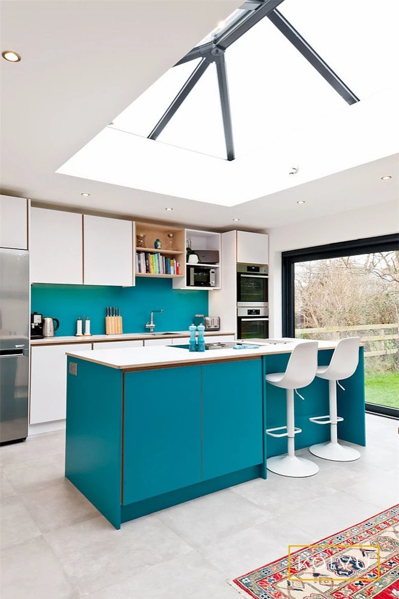 Hãy thử các sắc thái khác nhau của màu xanh lam kết hợp với một màu xanh lục trong nhà bếp trung tính với ánh sáng tự nhiên tạo cảm giác rộng rãi. 