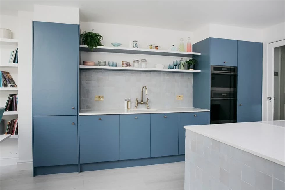  Màu trắng kết hợp với màu xanh nhạt trong nhà bếp tạo phong cách hiện đại và ánh sáng đáng yêu. 