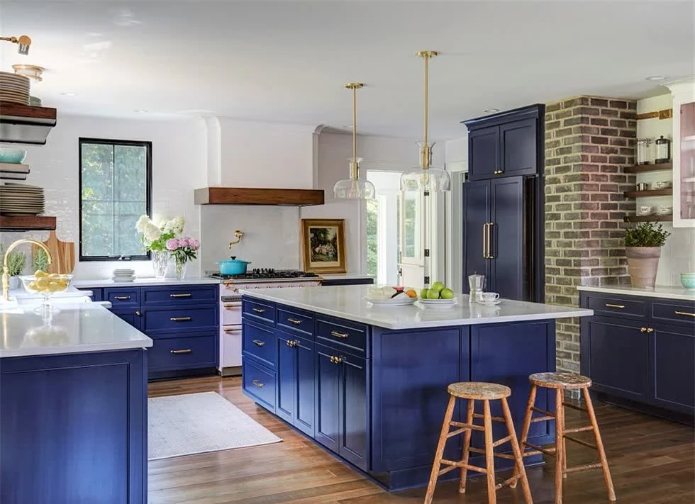  Căn bếp hiện đại với một vệt màu xanh được pha trộn với nhau. 