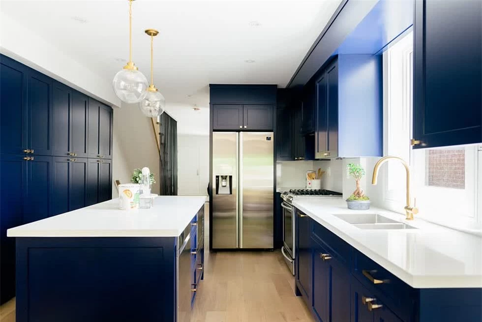  Sự kết hợp giữa màu trắng và xanh nước biển với tay cầm và đồ đạc bằng đồng làm cho căn bếp sang trọng hơn. 