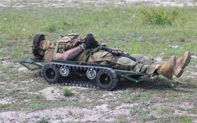 Thiết bị cải tiến từ đồ chơi trẻ em đưa lính Ukraine bị thương khỏi chiến trường ảnh 1