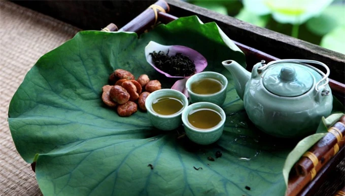 Chén trà sen sánh màu mật, hương thơm phảng phất quanh phòng (Ảnh minh họa).