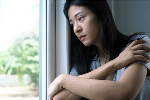 Em dâu tương lai đến chơi nhìn thấy mẹ chồng tôi đang hì hục chườm hạ sốt cho cháu, em ấy nhúng tay vào chậu nước rồi tức giận gào lên