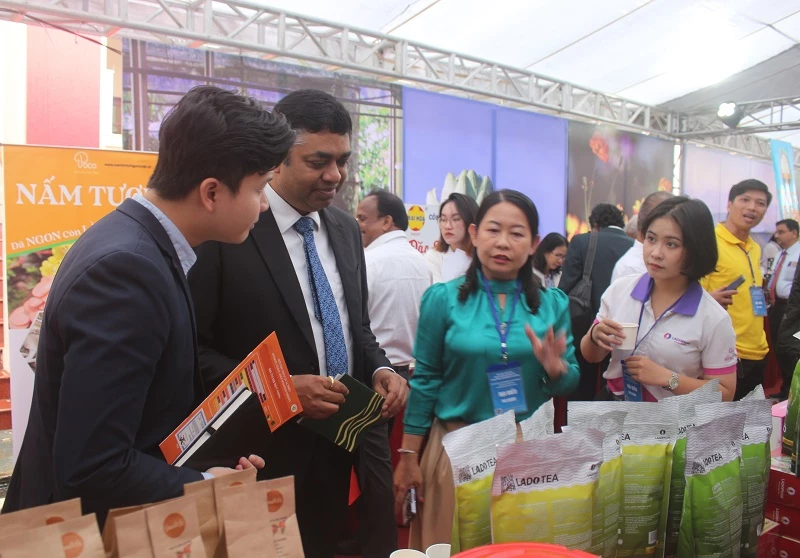 Ông Madan Mohan Sethi - Tổng Lãnh sự Ấn Độ tại TP Hồ Chí Minh, tham quan khu trưng bày, giới thiệu sản phẩm của các doanh nghiệp.  
