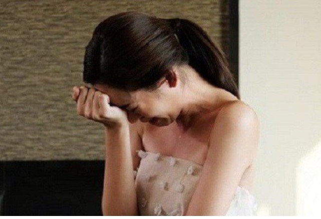 Về thăm con sau 1 năm ly hôn, phát hiện thứ trong ngăn tủ chồng cũ, tôi bật khóc còn anh xin tái hôn