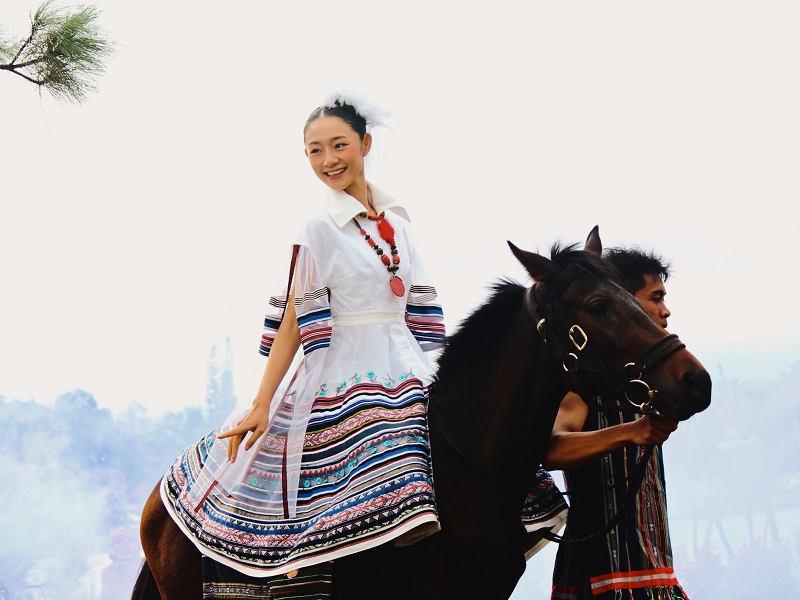 Hàng trăm bộ trang phục thổ cẩm "khoe sắc" bên hồ Xuân Hương Đà Lạt