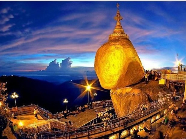 Cận cảnh ngôi chùa ở Myanmar chênh vênh trên mép tảng đá vàng