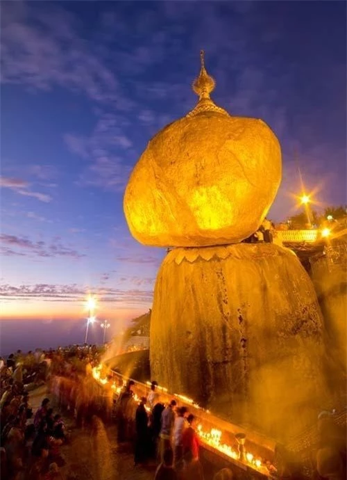 Cận cảnh ngôi chùa ở Myanmar chênh vênh trên mép tảng đá vàng ảnh 1