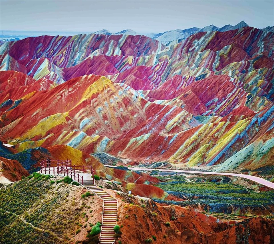 Các dãy núi, thung lũng và vách đá trải đều nhấp nhô với những dải màu sắc lộng lẫy, từ đỏ, vàng, cam, cho tới tới xanh lục, tím, nâu… vô cùng độc đáo.