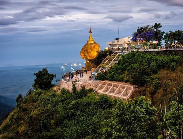 Kỳ lạ những tảng đá cổ nằm chênh vênh trăm năm mà không đổ ảnh 14