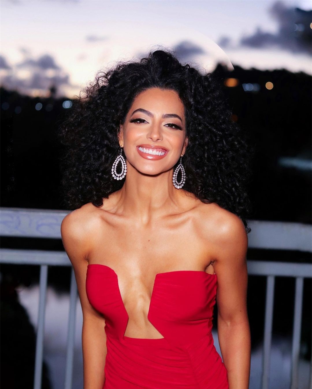 Người đẹp 30 tuổi bị chê già khi đăng quang Hoa hậu Hòa bình Mỹ ảnh 8