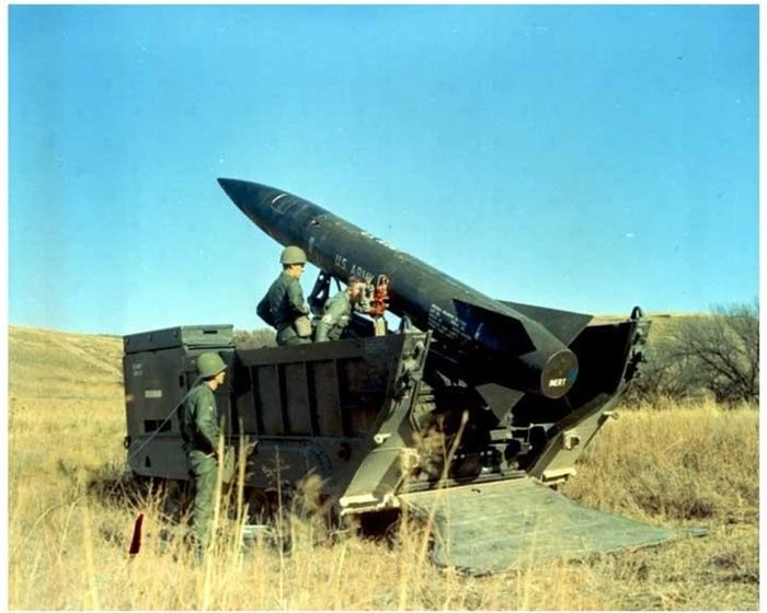 Từ năm 1972 đến năm 1992, Quân đội Mỹ duy trì trong biên chế hàng ngàn tên lửa đạn đạo chiến thuật (OTRK) MGM-52 Lance, so với loại MGM-140 ATACMS hiện tại thì độ chính xác của vũ khí này kém hơn.