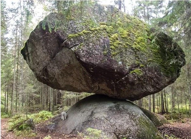 Kỳ lạ những tảng đá cổ nằm chênh vênh trăm năm mà không đổ