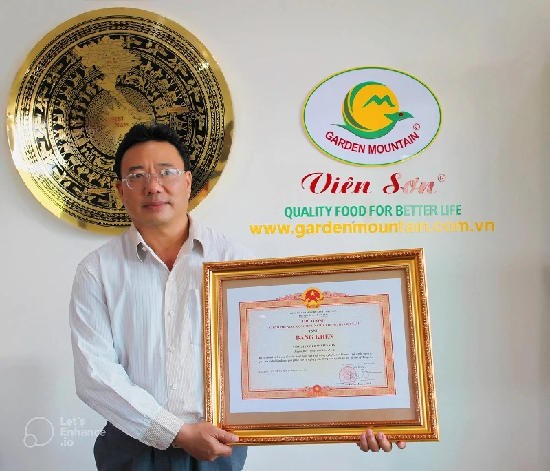 Ông Nguyễn Duy Đa – Chủ tịch HĐQT kiêm Giám đốc Công ty cổ phần Viên Sơn, nhận Bằng khen của Thủ tướng Chính phủ.
