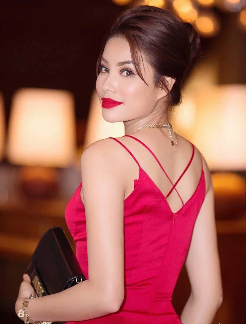 Sau đó, Phạm Hương rất đắt show quảng cáo, làm người mẫu, người đại diện các nhãn hàng.