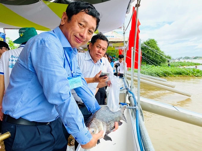 Đại biểu tham gia thả cá 