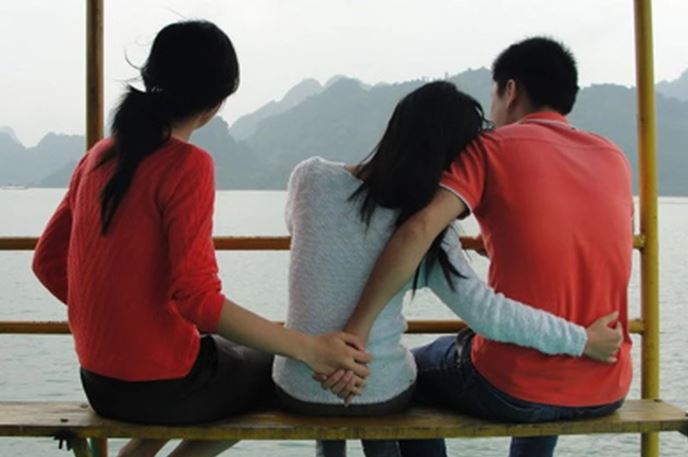 Bạn thân gợi ý thử lòng bạn trai,nào ngờ cô gái mất luôn 'cả chì lẫn chài'