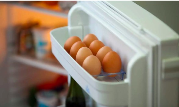 Trứng mua về có nên rửa rồi mới cất tủ? Cửa hành bánh mì khiến hơn 500 người ngộ độc vì không làm sạch trứng đúng cách