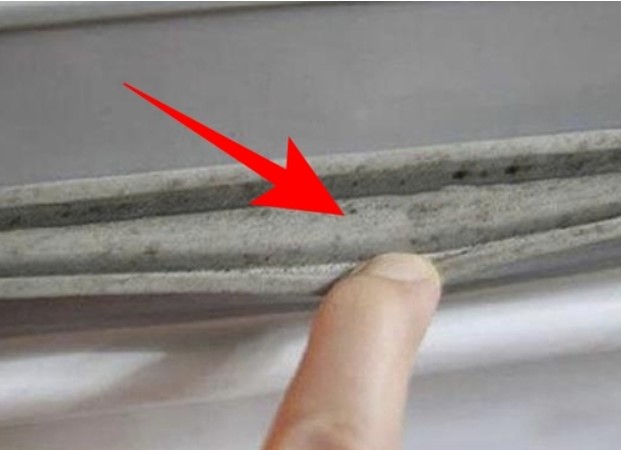 Gioăng tủ lạnh bị mốc đen rất khó sạch: Lấy thứ rẻ tiền này lau chỉ 5 phút là sạch bong