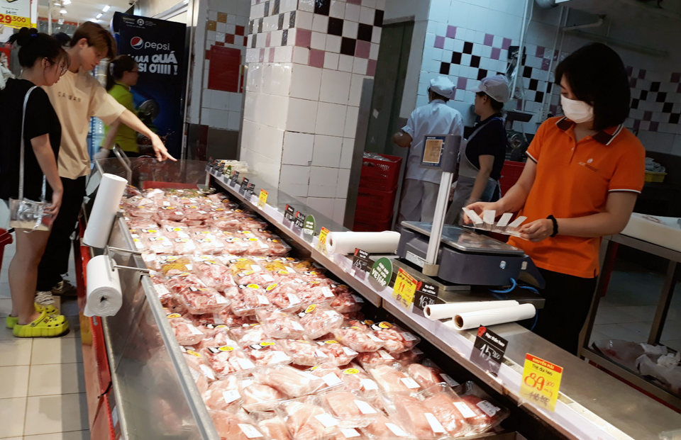 Siêu thị đồng loạt giảm giá thịt lợn, thịt bò