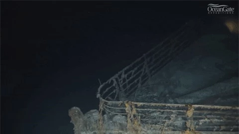 Cận cảnh con tàu Titanic huyền thoại bị bao trùm bởi vẻ u ám sau 111 năm nằm hàng ngàn mét dưới đại dương - Ảnh 1.
