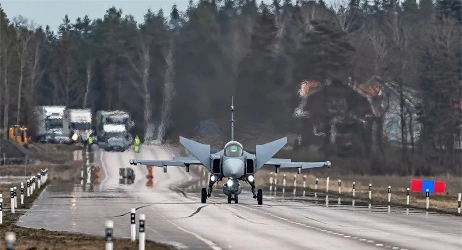 JAS-39 Gripen sắp tham chiến có điểm nổi trội nào so với MiG-29 và Su-27? ảnh 1