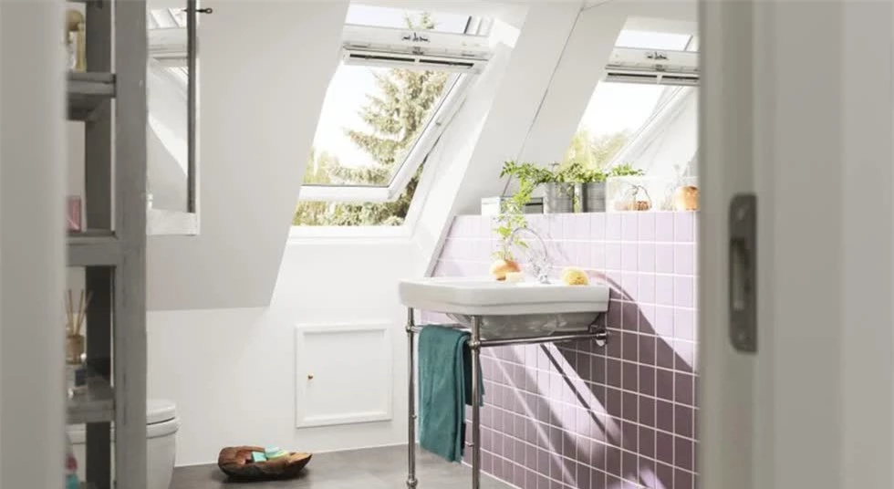 Không gian thư giãn ở nhà của bạn chắc chắn sẽ trở nên sáng sủa, khô ráo và thi vị hơn nếu có thêm sự xuất hiện của một chiếc cửa sổ phòng tắm.