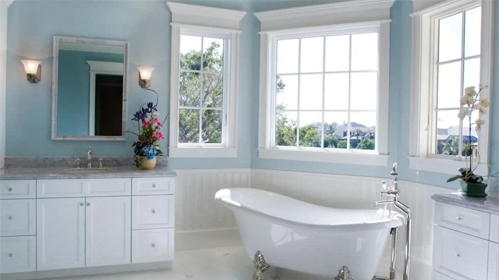 Phòng tắm nằm trên tầng cao có thể dễ dàng thiết kế cửa sổ mà không cần cân nhắc quá nhiều về sự riêng tư 