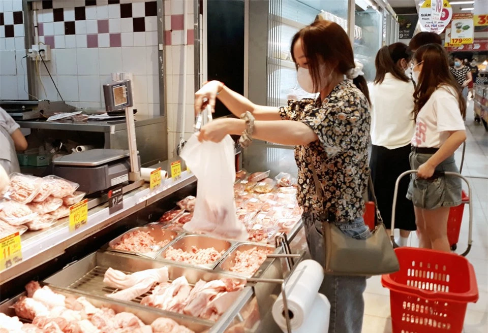 Người tiêu dùng mua thịt lợn giảm giá tại siêu thị Big C Thăng Long trong kỳ nghỉ Quốc khánh 2/9. Ảnh: Hoài Nam