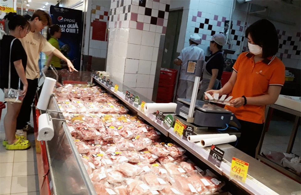 Người tiêu dùng mua thịt lợn giảm giá tại siêu thị Big C Thăng Long trong kỳ nghỉ Quốc khánh 2/9. Ảnh: Hoài Nam