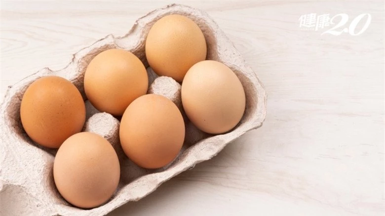 Trứng mua về có nên rửa rồi mới cất tủ? Cửa hành bánh mì khiến hơn 500 người ngộ độc vì không làm sạch trứng đúng cách - 1