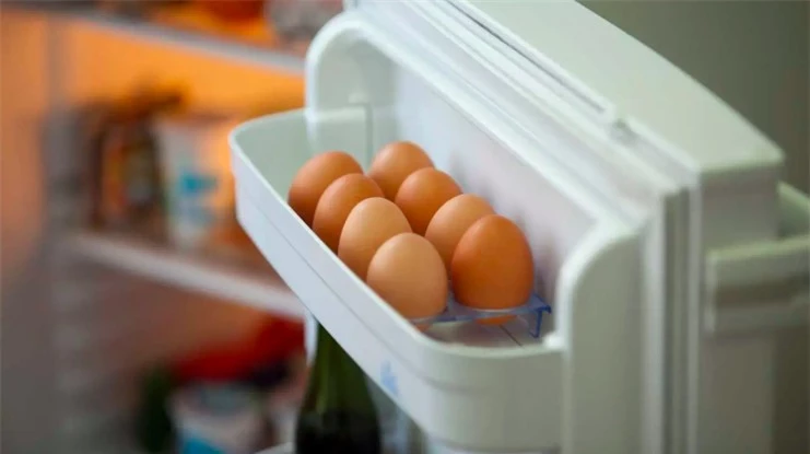 Trứng mua về có nên rửa rồi mới cất tủ? Cửa hành bánh mì khiến hơn 500 người ngộ độc vì không làm sạch trứng đúng cách - 2