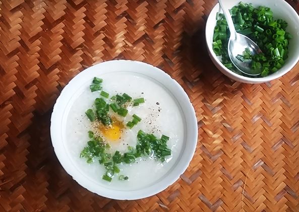 Ấm bụng buổi sáng với cháo trứng gà thịt băm
