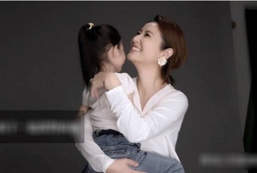 Con gái Lâm Tâm Như và Hoắc Kiến Hoa 6 tuổi biết make-up cho mẹ, dung mạo hưởng nét từ phụ huynh