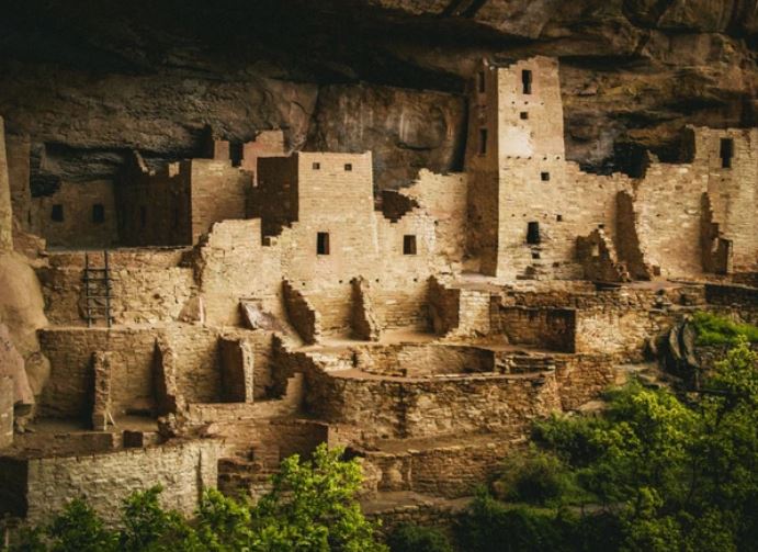 Độc đáo cung điện nằm lọt thỏm trong vách đá, diện tích "khủng" với hơn 150 căn phòng