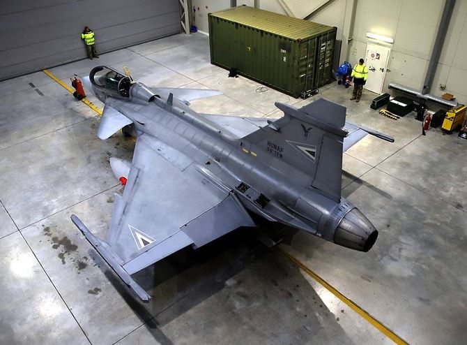 JAS-39 Gripen sắp tham chiến có điểm nổi trội nào so với MiG-29 và Su-27?