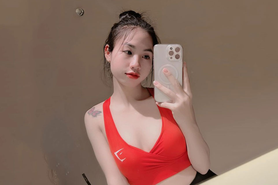 Nhan sắc đời thường xinh như búp bê của hậu vệ đội tuyển nữ Việt Nam