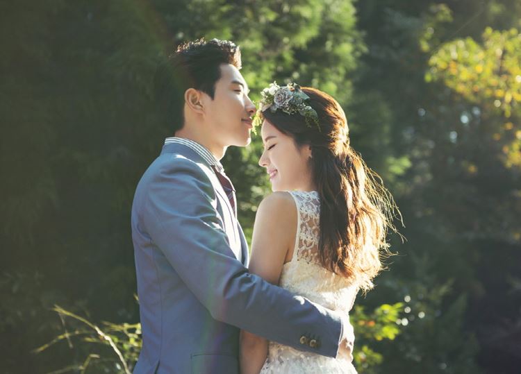 Thấy chị dâu cặm cụi ngồi ghép ảnh, tôi đau lòng nhưng anh trai vẫn dửng dưng