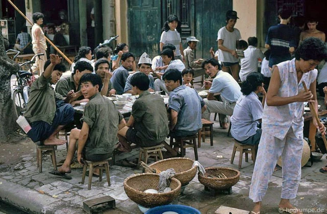 Một quán nhật ở Hà Nội năm 1991.