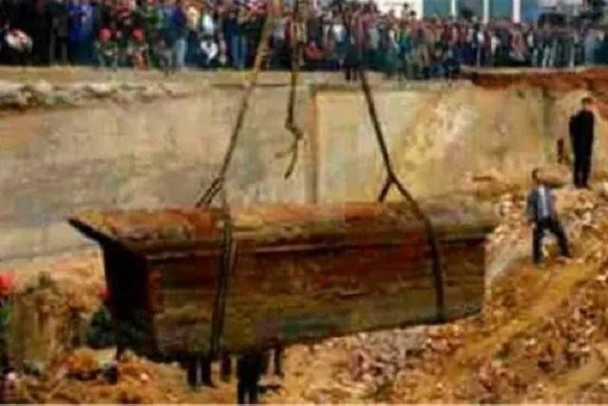 CLIP: Đang thi công vô tình đào trúng mộ cổ, công nhân ‘rụng rời’ khi nhìn thấy thứ này