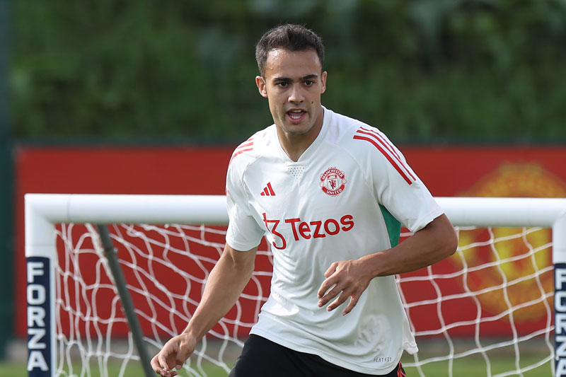 Man Utd hé lộ số áo của Hojlund, Reguilon