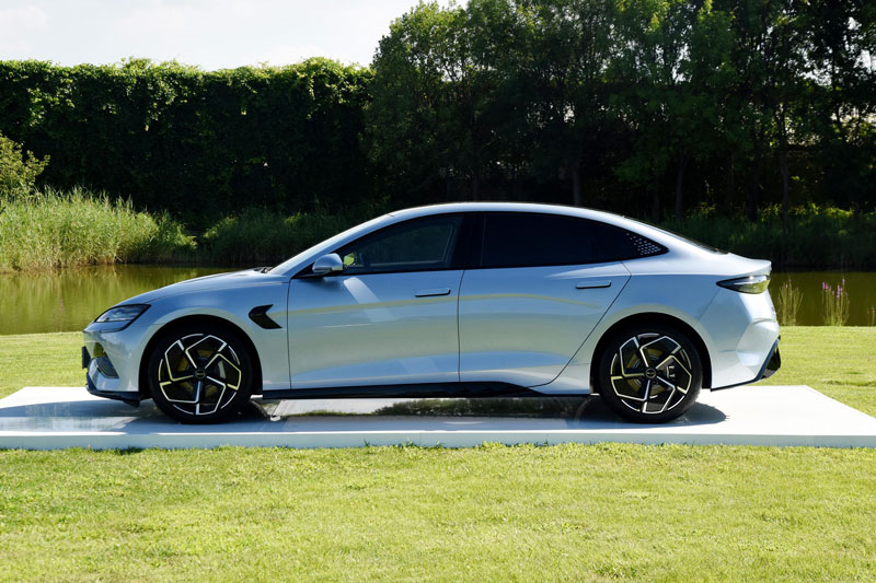 Xe điện công suất 530 mã lực, sạc 1 lần di chuyển 700km, giá từ 613 triệu đồng