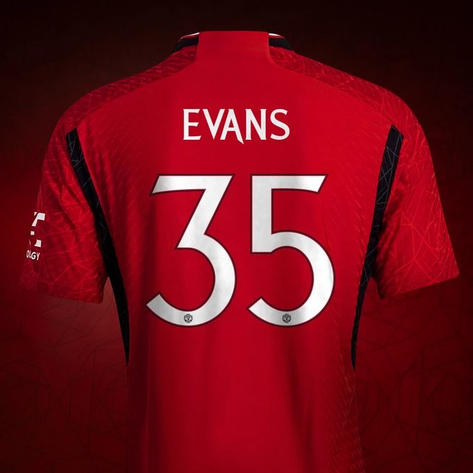 Jonny Evans mặc áo số 35, bằng với số tuổi của anh.