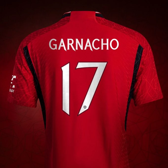 Alejandro Garnacho chuyển từ số 49 sang số 17.