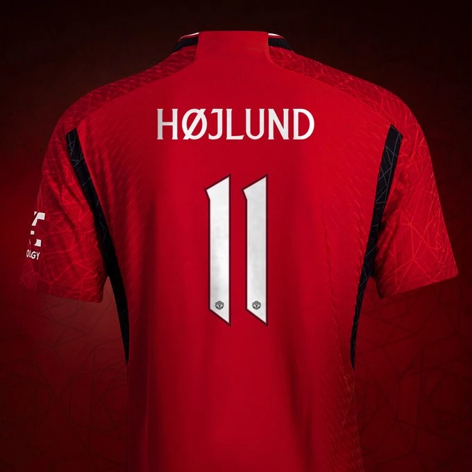 Rasmus Hojlund khoác áo số 11.
