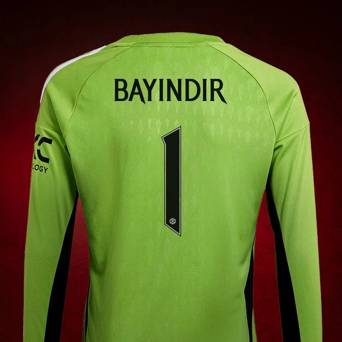 Altay Bayındir kế thừa áo số 1 của David De Gea để lại.